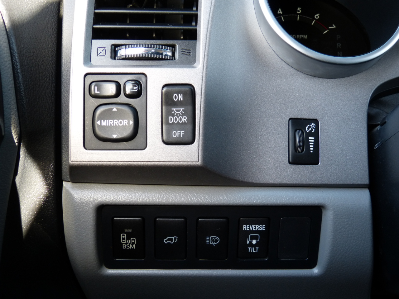 Toyota Sequoia Plantium 2WD 2012