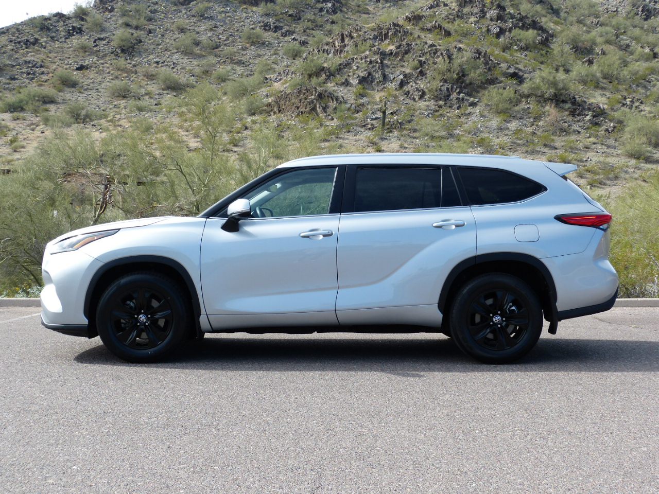 Toyota Highlander XLE 4D SUV FWD 2023