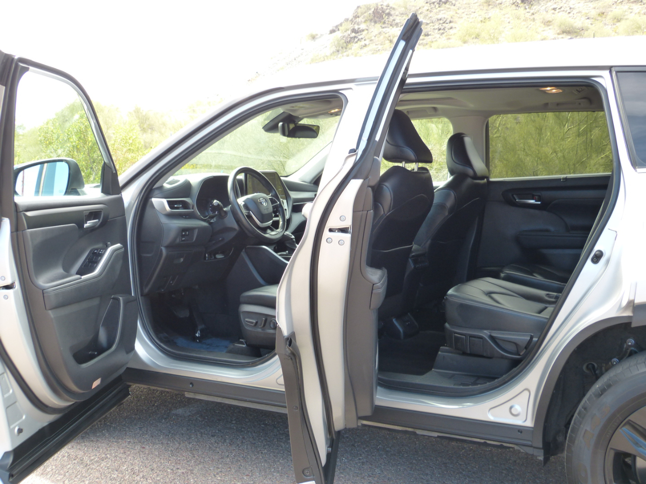 Toyota Highlander XLE 4D SUV FWD 2023