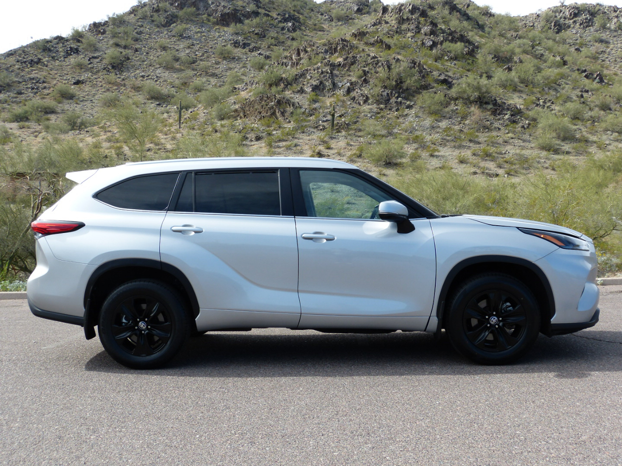 Toyota Highlander XLE 4D SUV FWD 2023