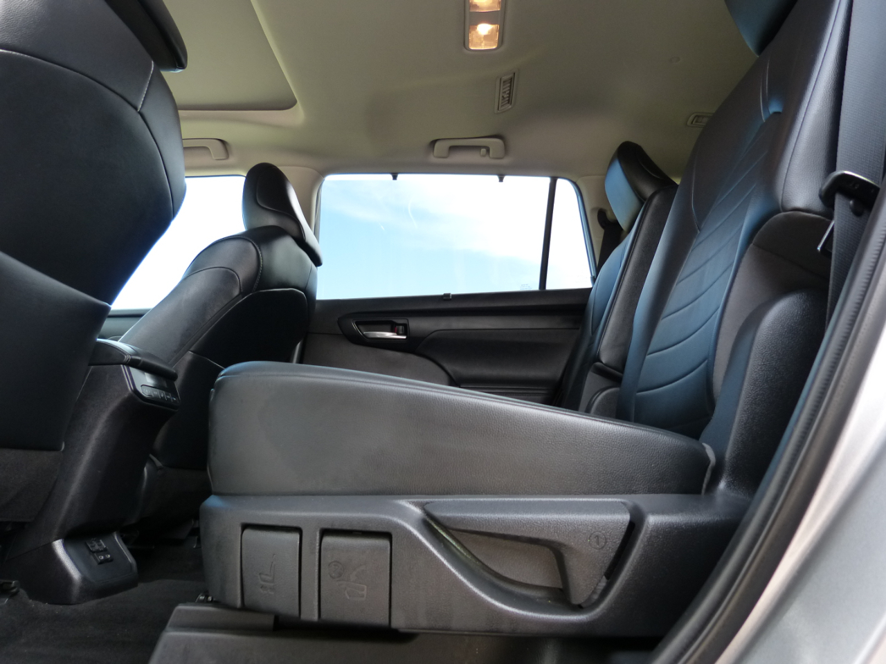 Toyota Highlander XLE 4D SUV FWD 2023