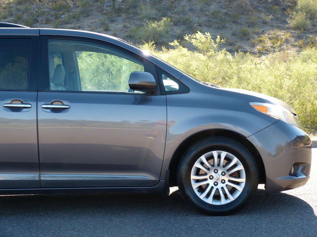 Toyota Sienna XLE FWD 8-Passenger V6 2016