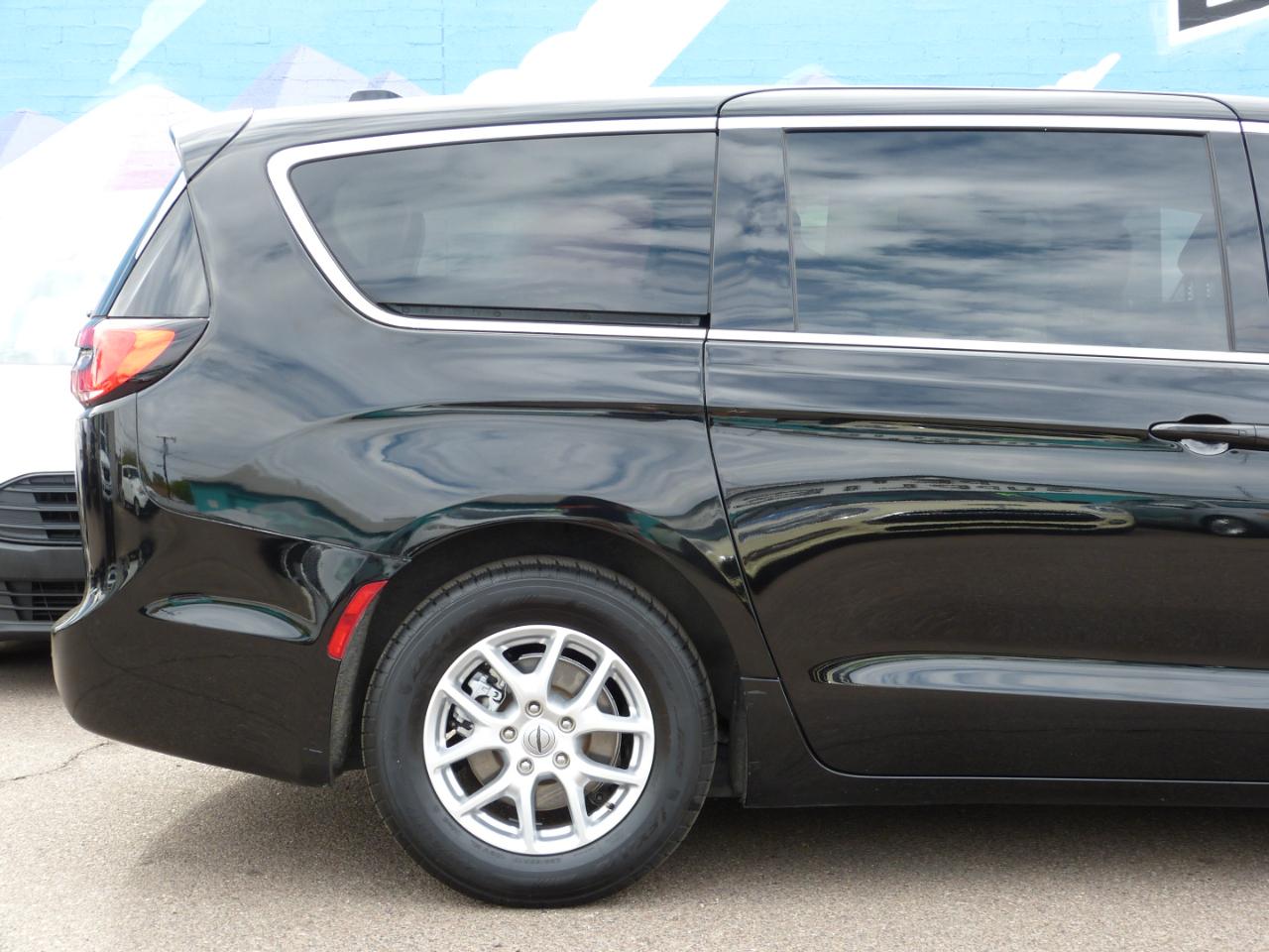 Chrysler Pacifica Touring L 2024