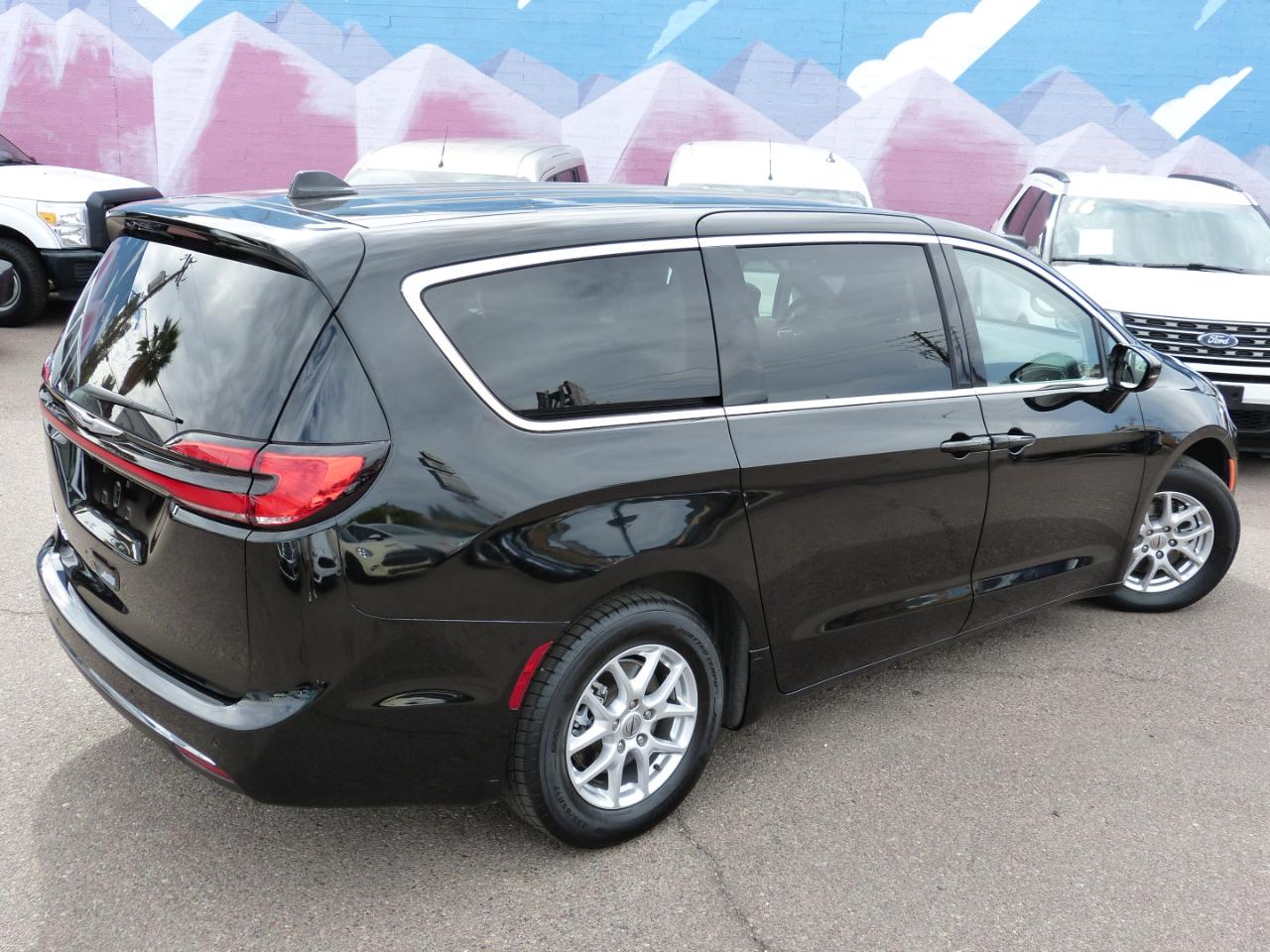 Chrysler Pacifica Touring L 2024