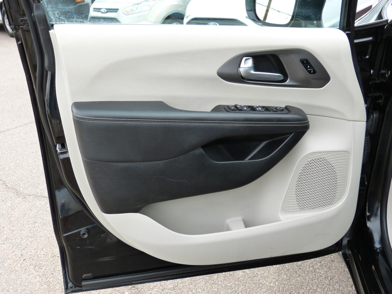 Chrysler Pacifica Touring L 2024