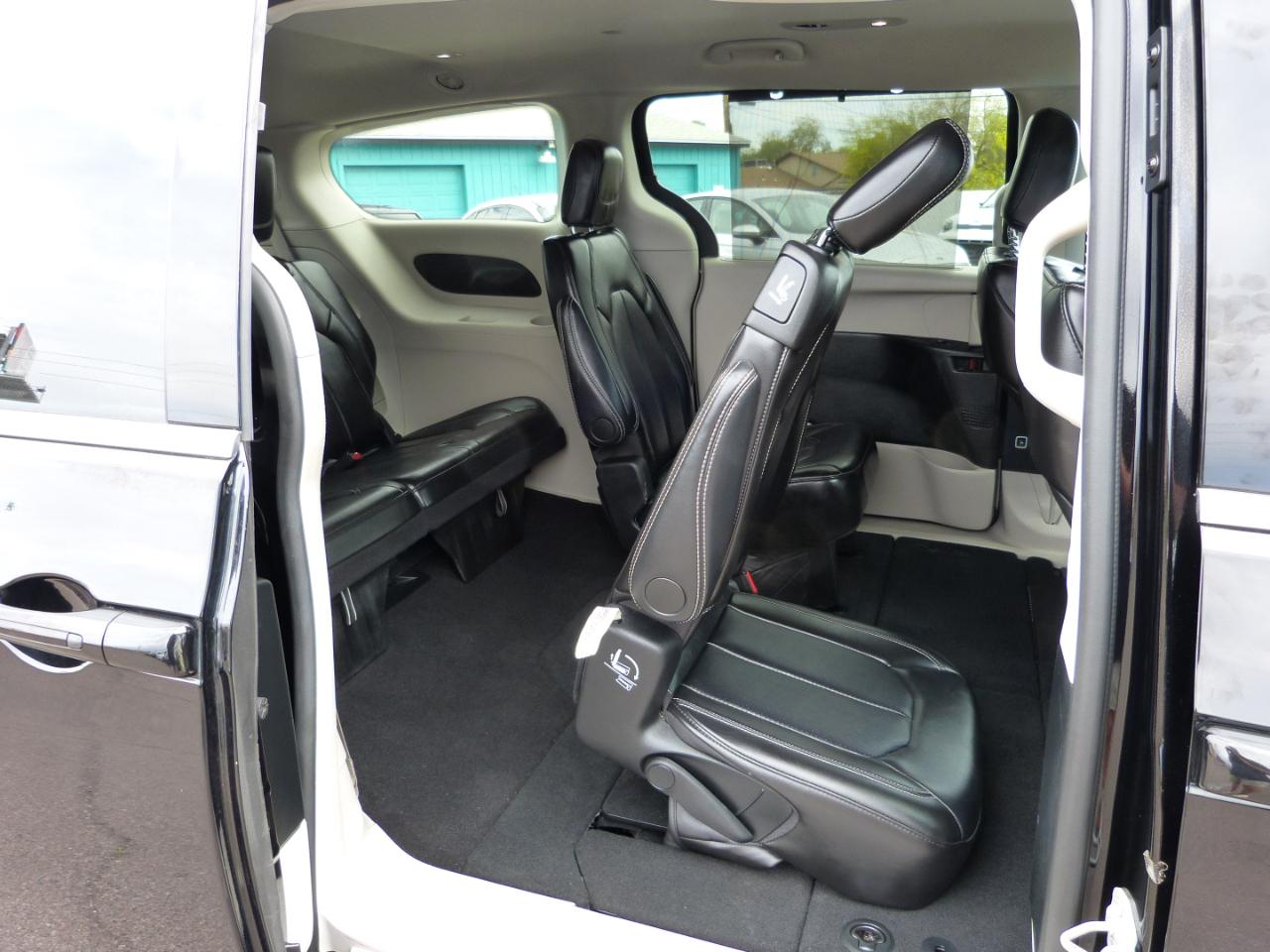 Chrysler Pacifica Touring L 2024