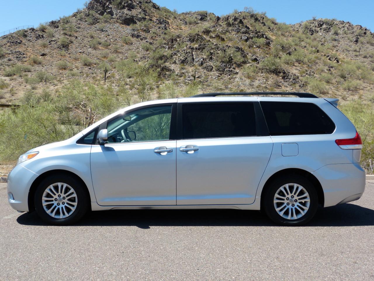 Toyota Sienna Limited 7-Pass V6 2011