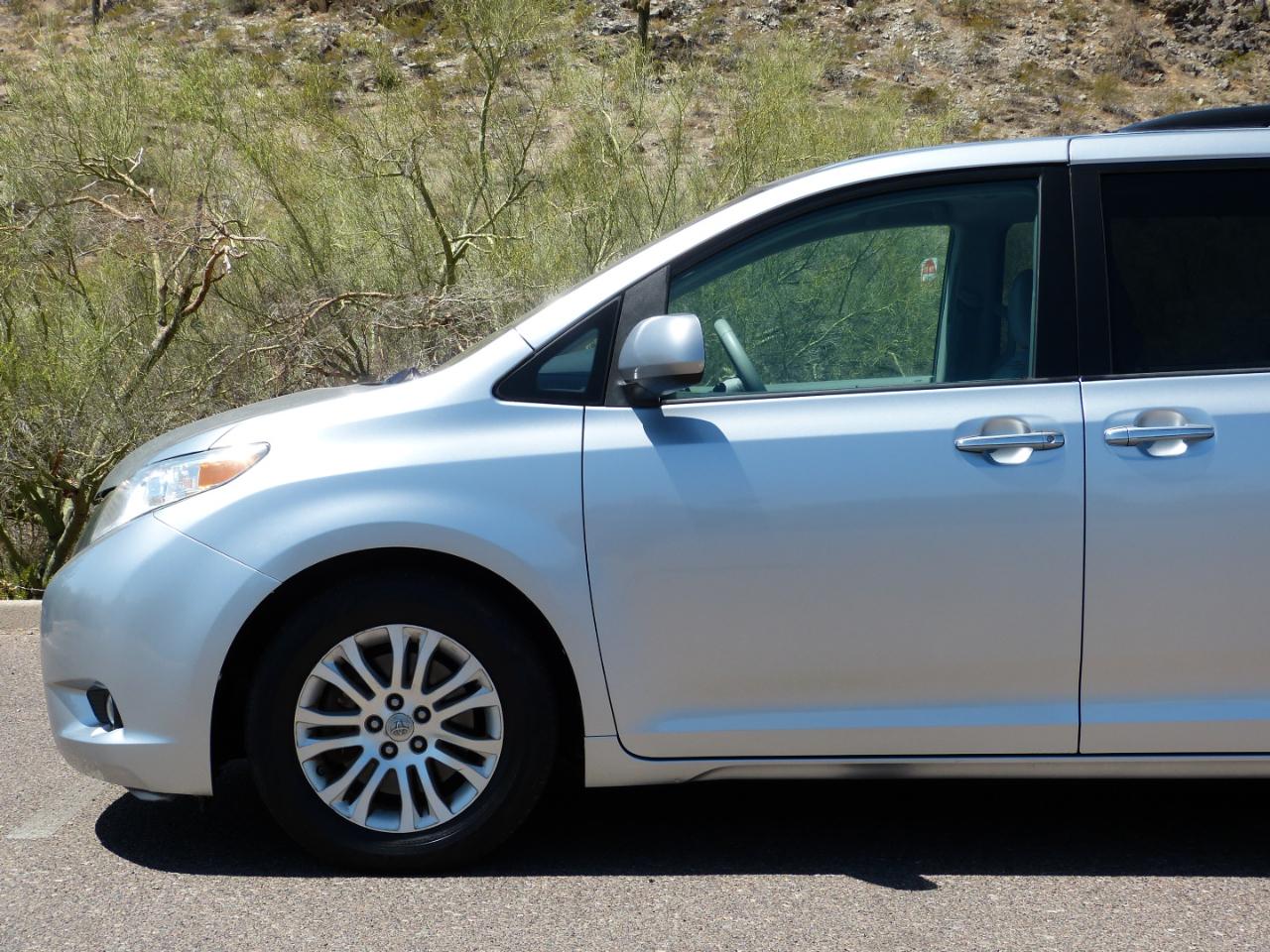 Toyota Sienna Limited 7-Pass V6 2011