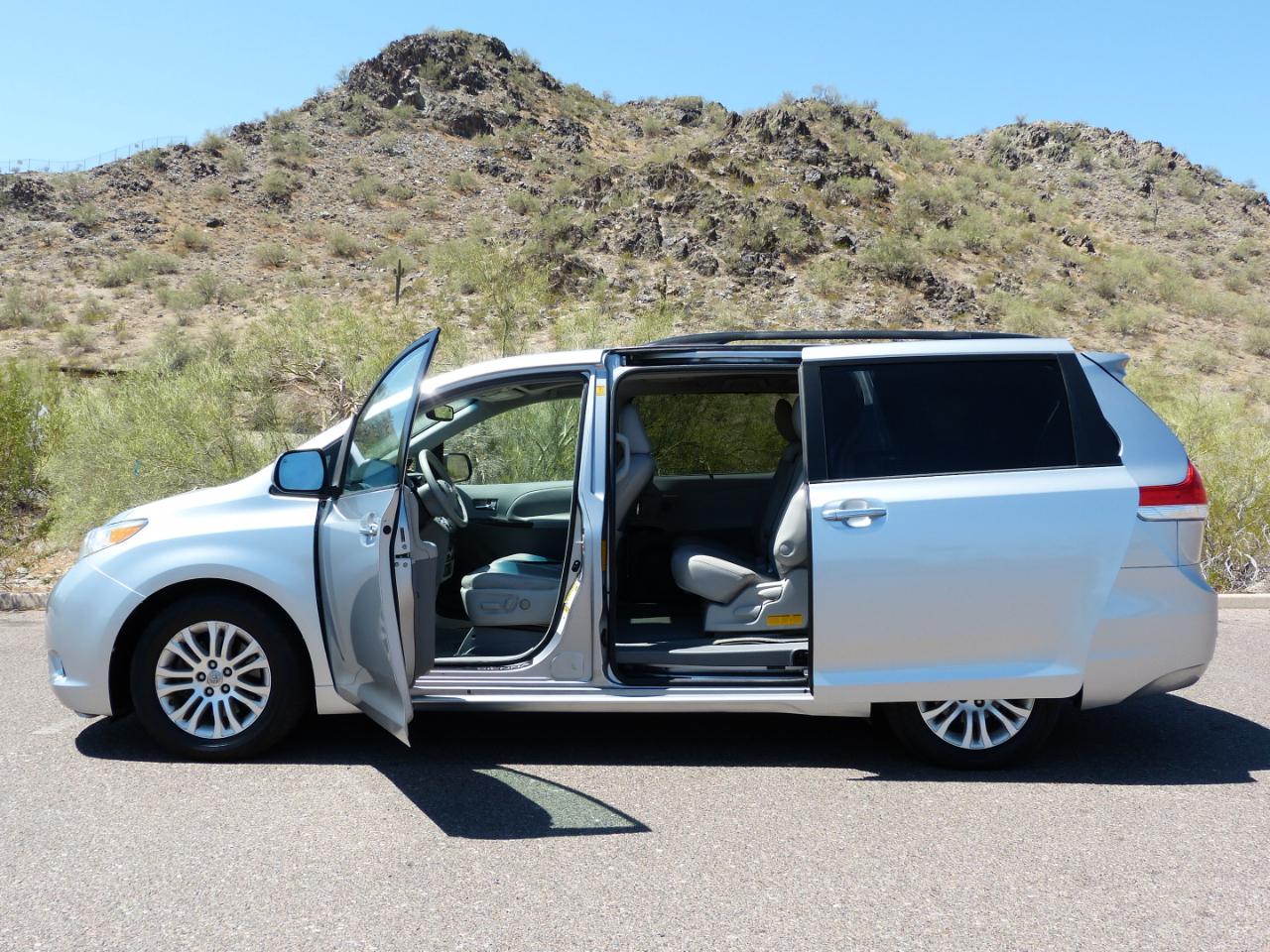 Toyota Sienna Limited 7-Pass V6 2011