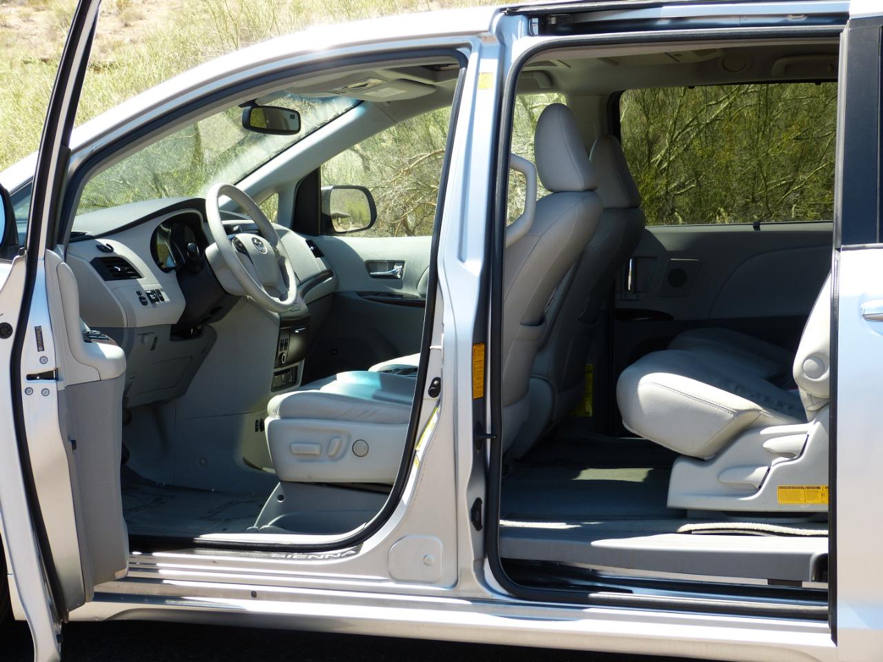 Toyota Sienna Limited 7-Pass V6 2011