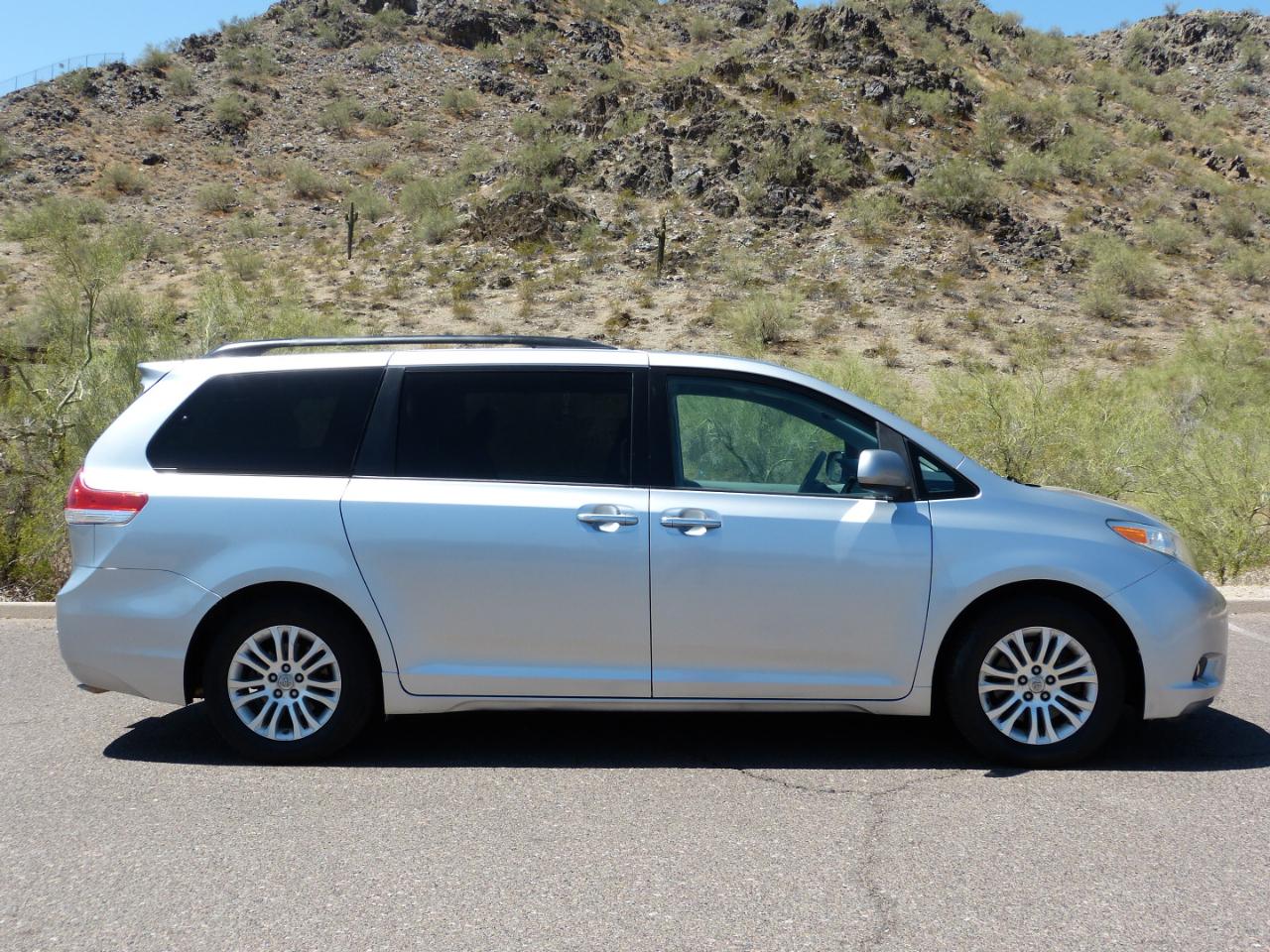 Toyota Sienna Limited 7-Pass V6 2011