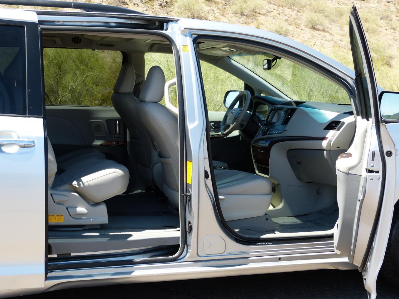 Toyota Sienna Limited 7-Pass V6 2011