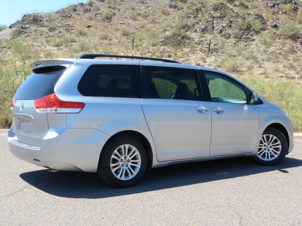 Toyota Sienna Limited 7-Pass V6 2011