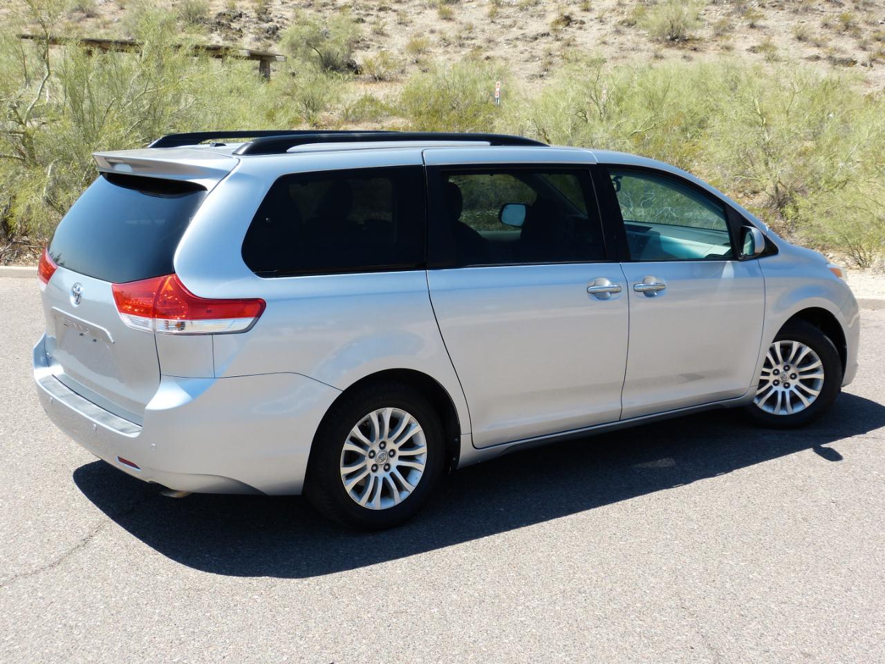 Toyota Sienna Limited 7-Pass V6 2011