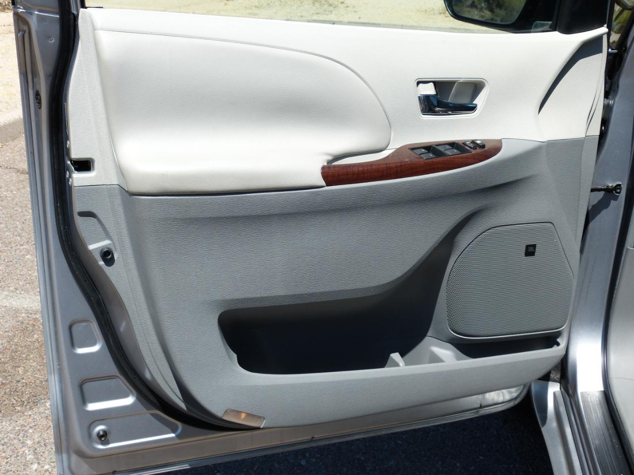 Toyota Sienna Limited 7-Pass V6 2011