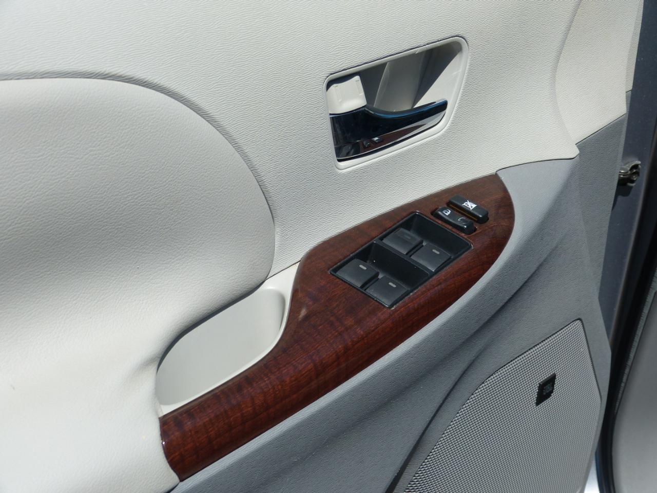 Toyota Sienna Limited 7-Pass V6 2011