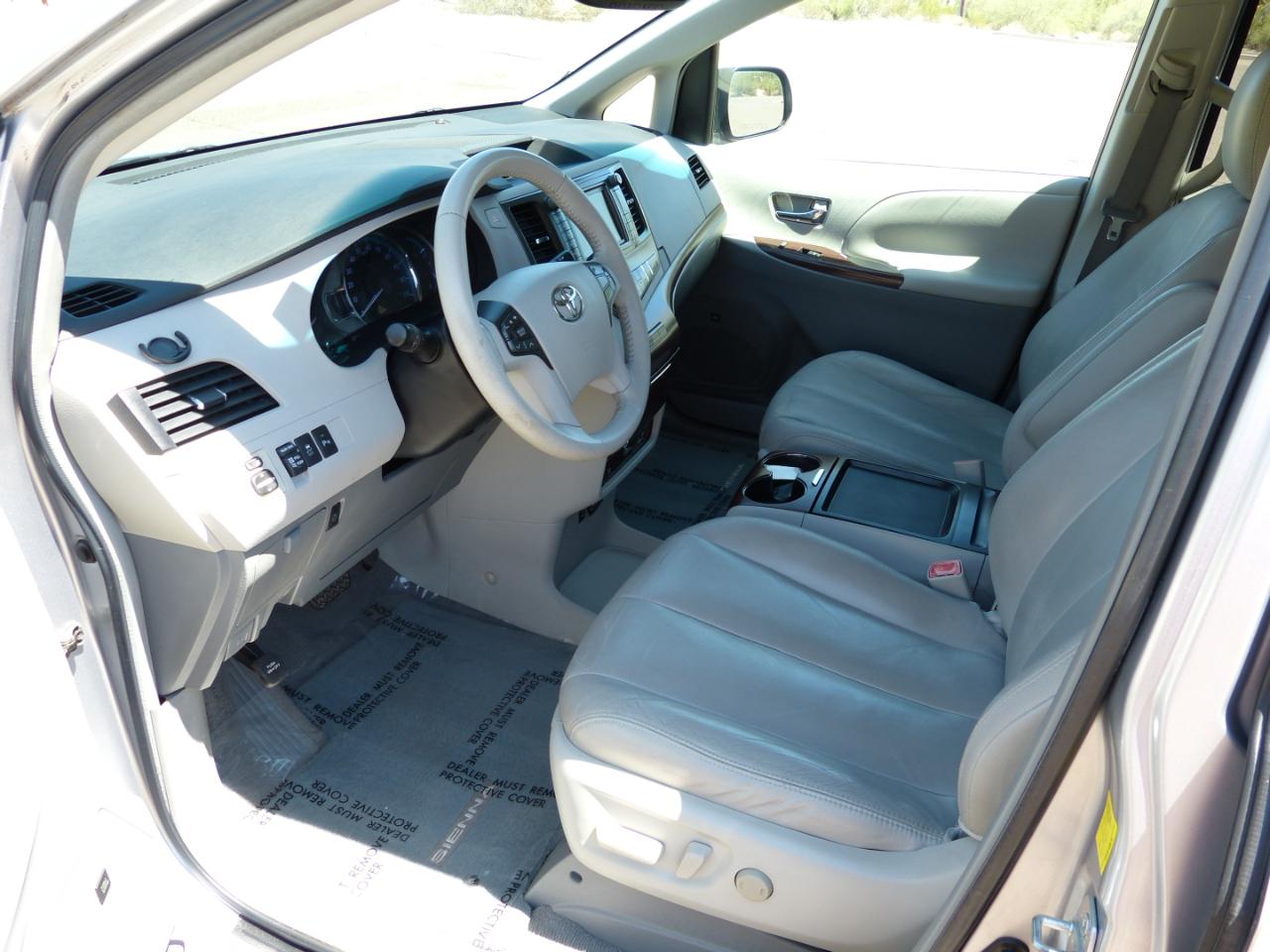 Toyota Sienna Limited 7-Pass V6 2011