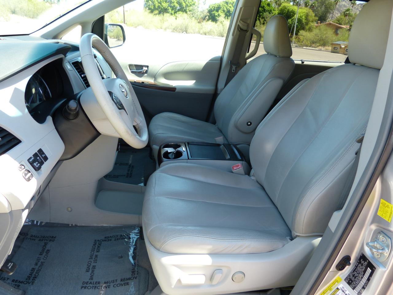 Toyota Sienna Limited 7-Pass V6 2011