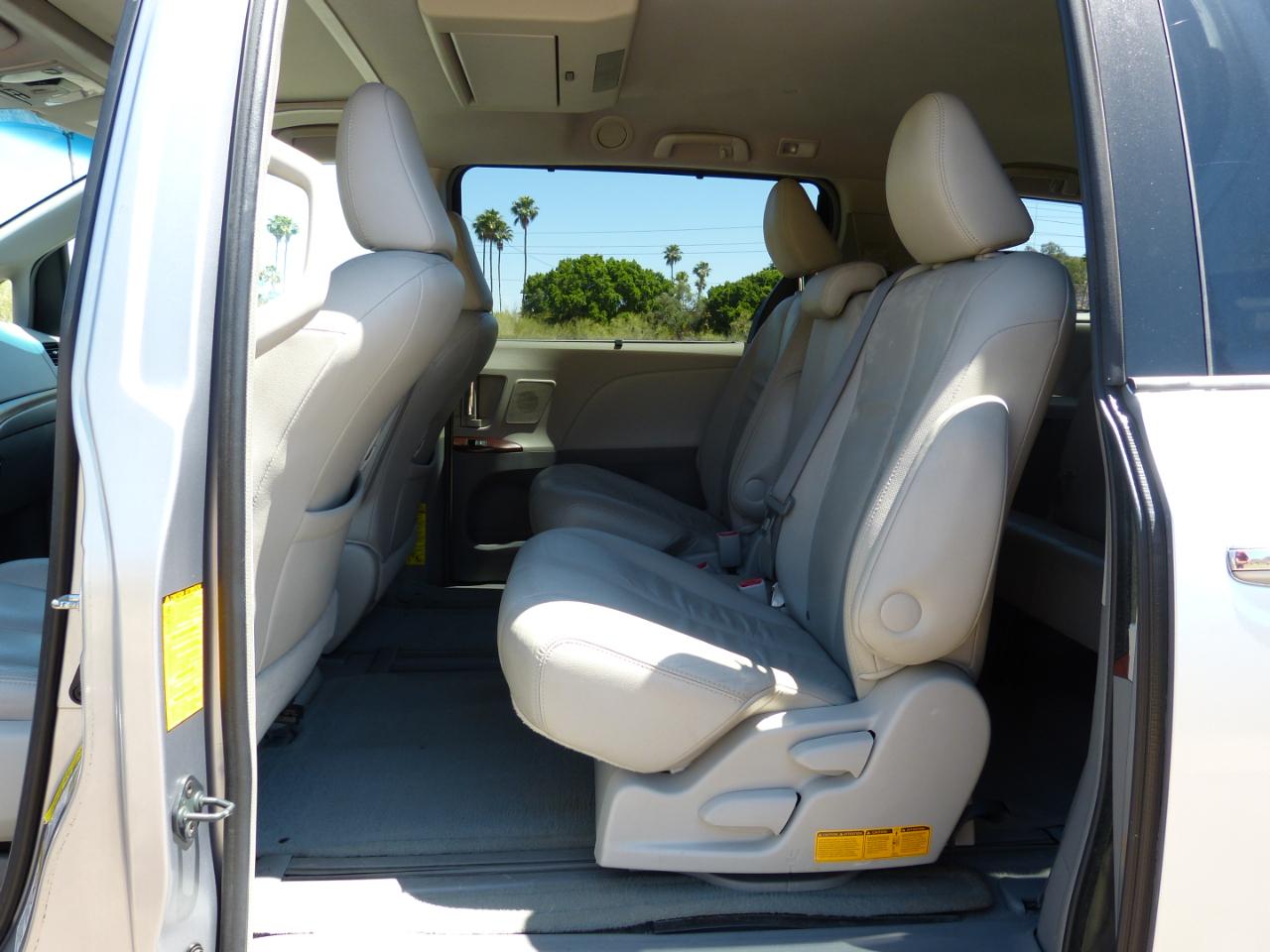 Toyota Sienna Limited 7-Pass V6 2011