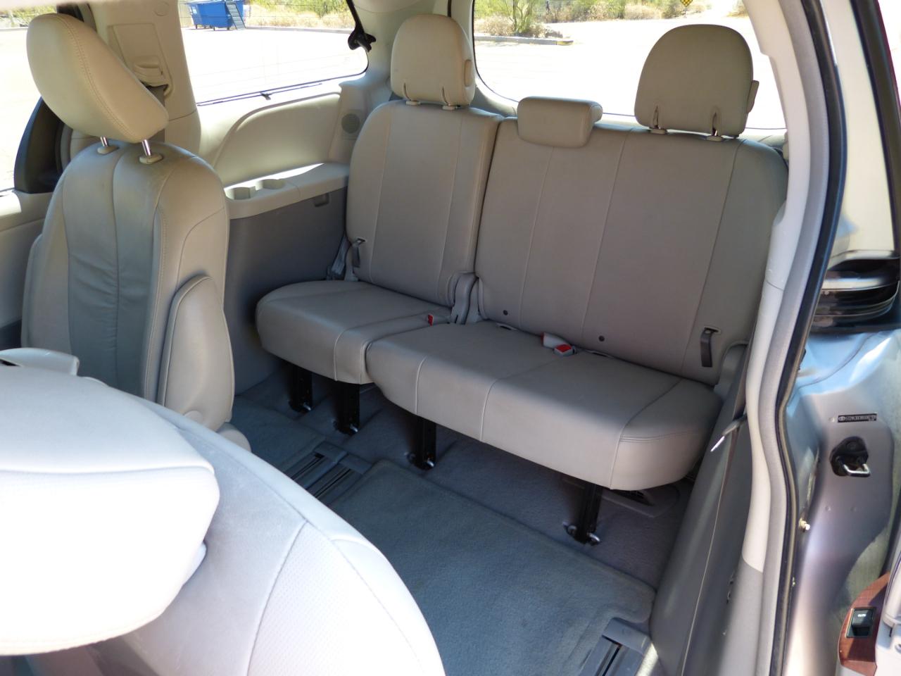 Toyota Sienna Limited 7-Pass V6 2011