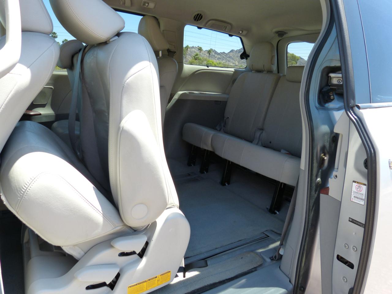 Toyota Sienna Limited 7-Pass V6 2011