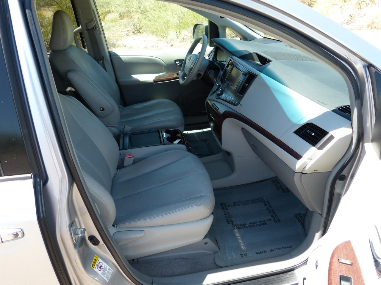 Toyota Sienna Limited 7-Pass V6 2011