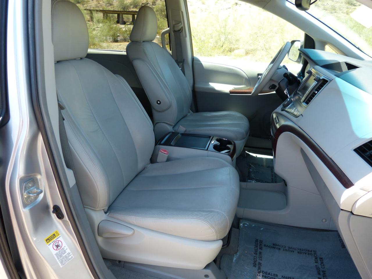 Toyota Sienna Limited 7-Pass V6 2011