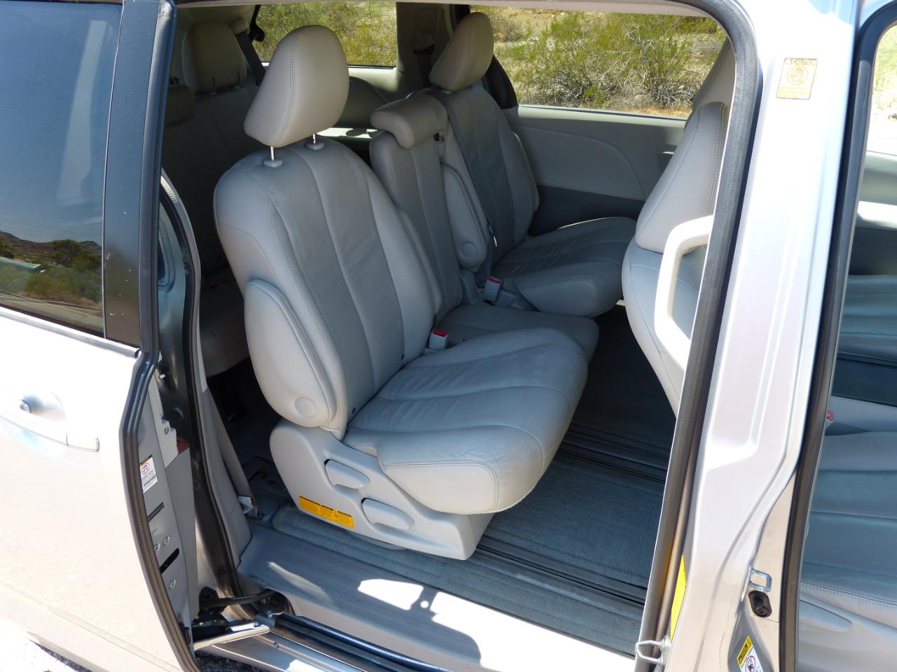 Toyota Sienna Limited 7-Pass V6 2011