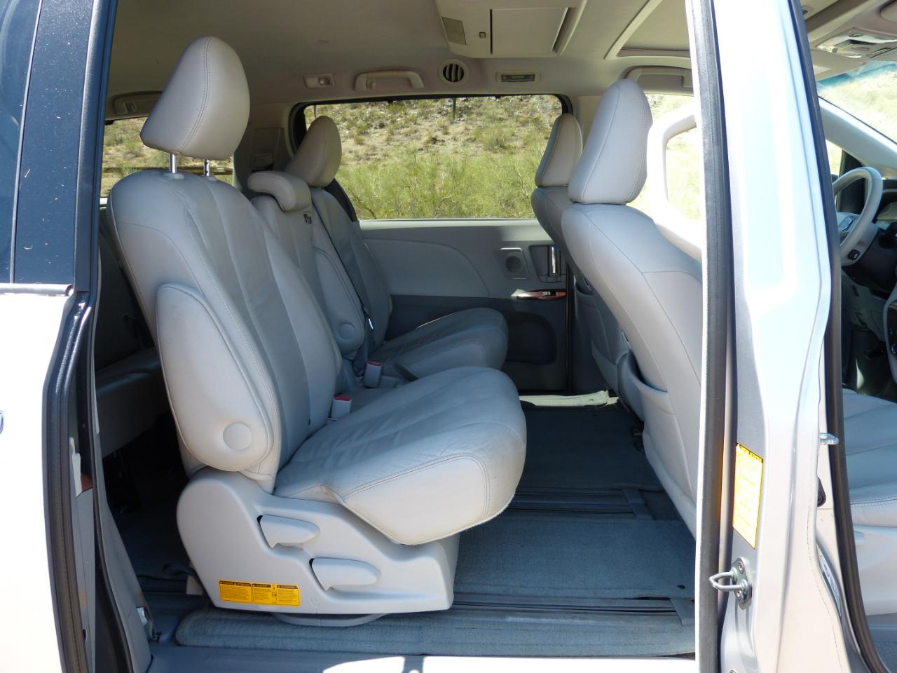 Toyota Sienna Limited 7-Pass V6 2011