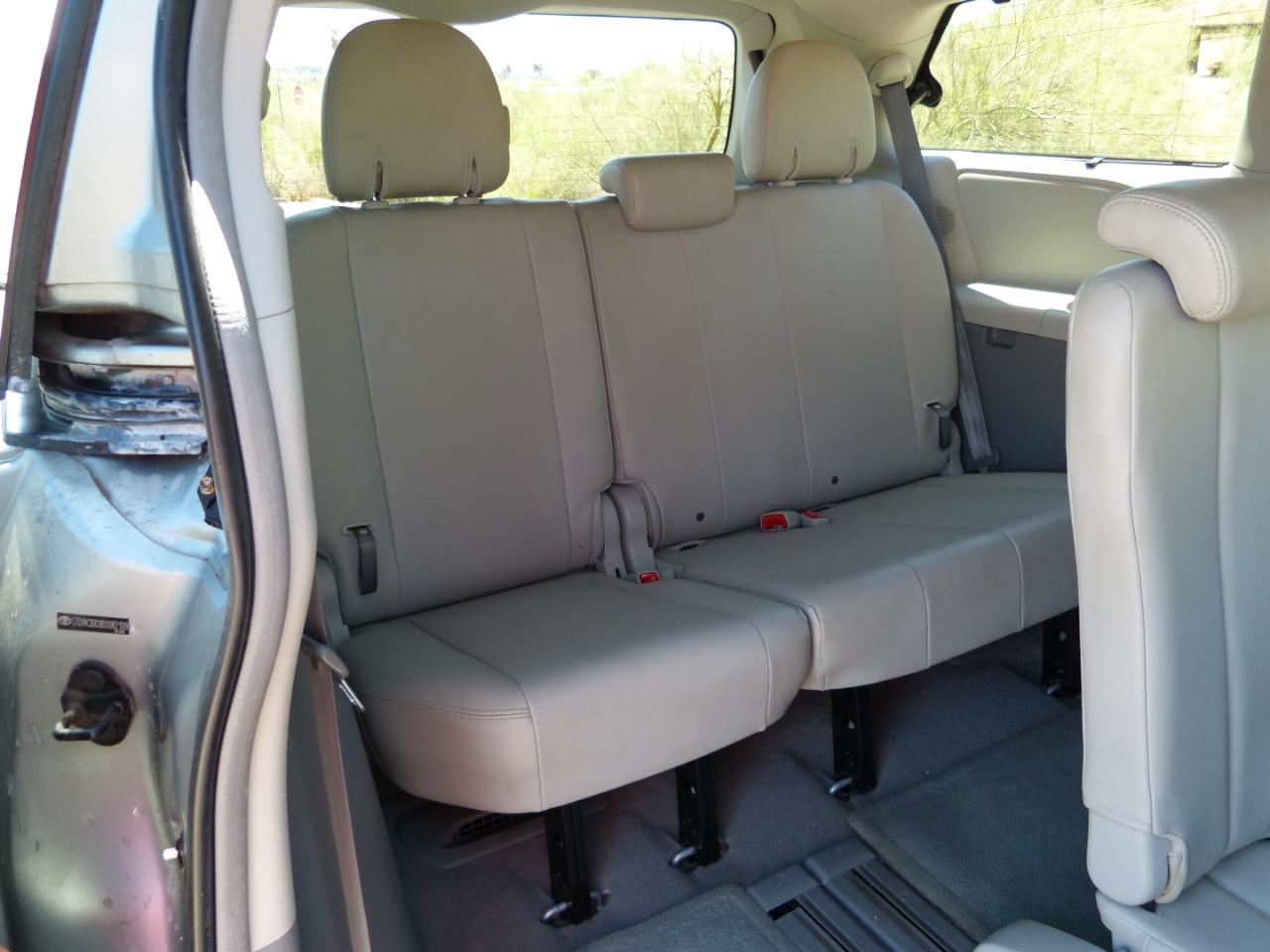 Toyota Sienna Limited 7-Pass V6 2011