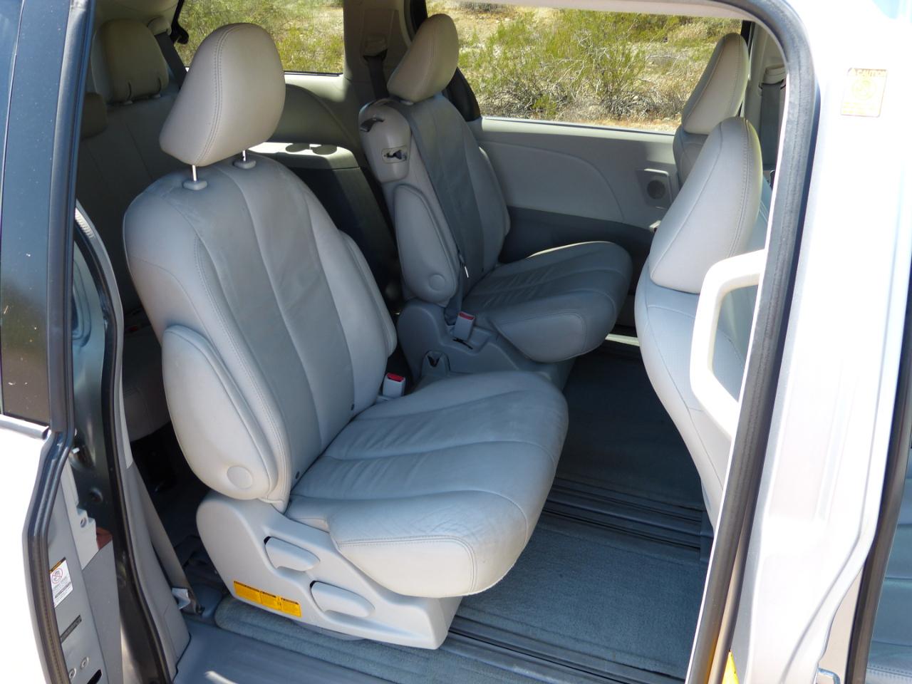 Toyota Sienna Limited 7-Pass V6 2011