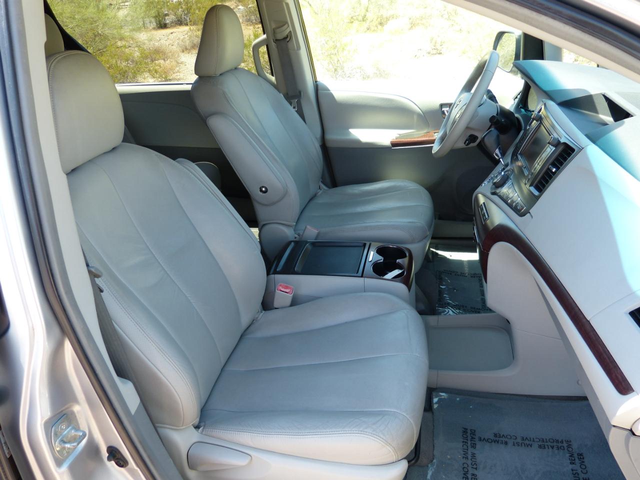 Toyota Sienna Limited 7-Pass V6 2011