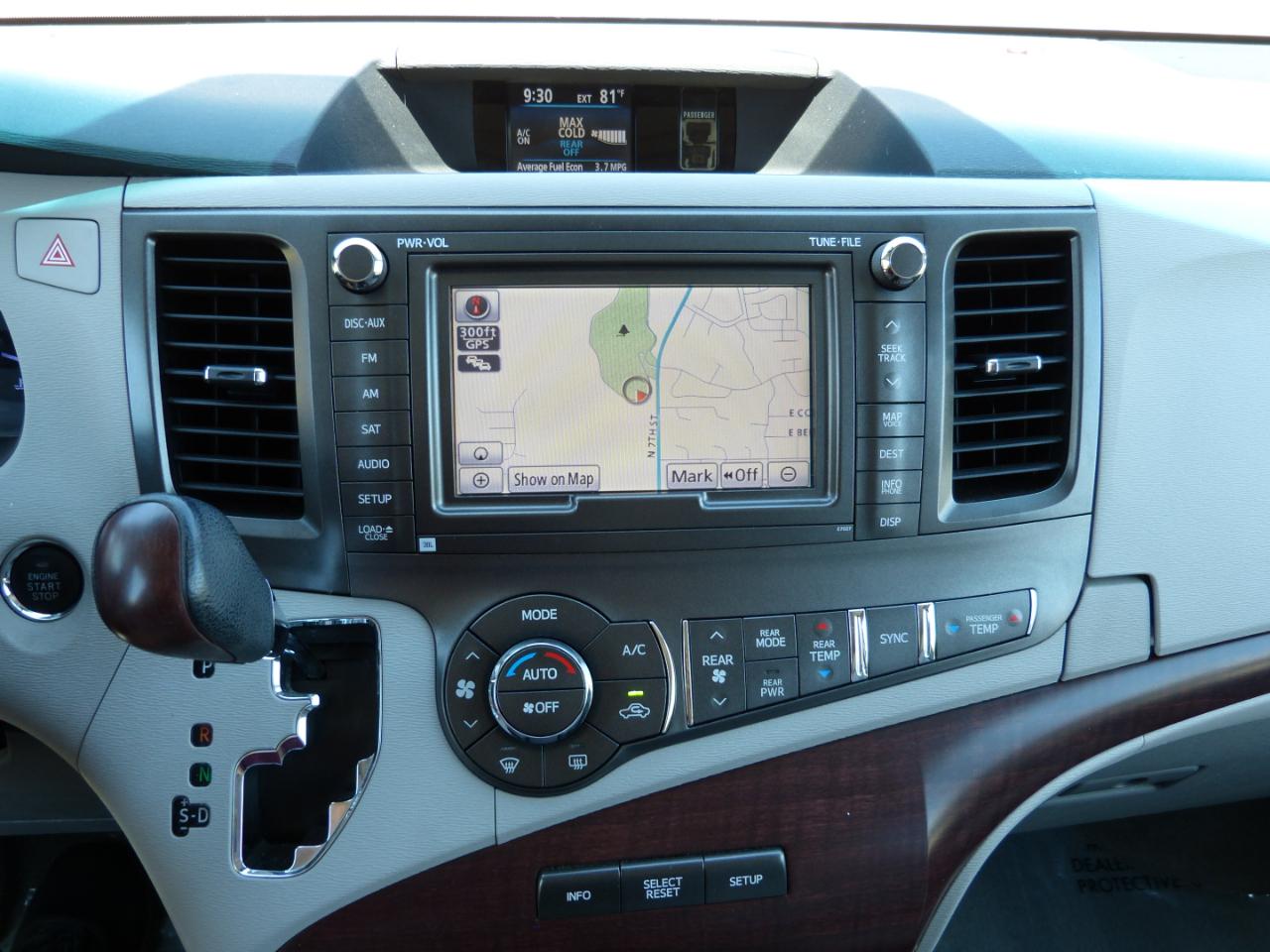 Toyota Sienna Limited 7-Pass V6 2011