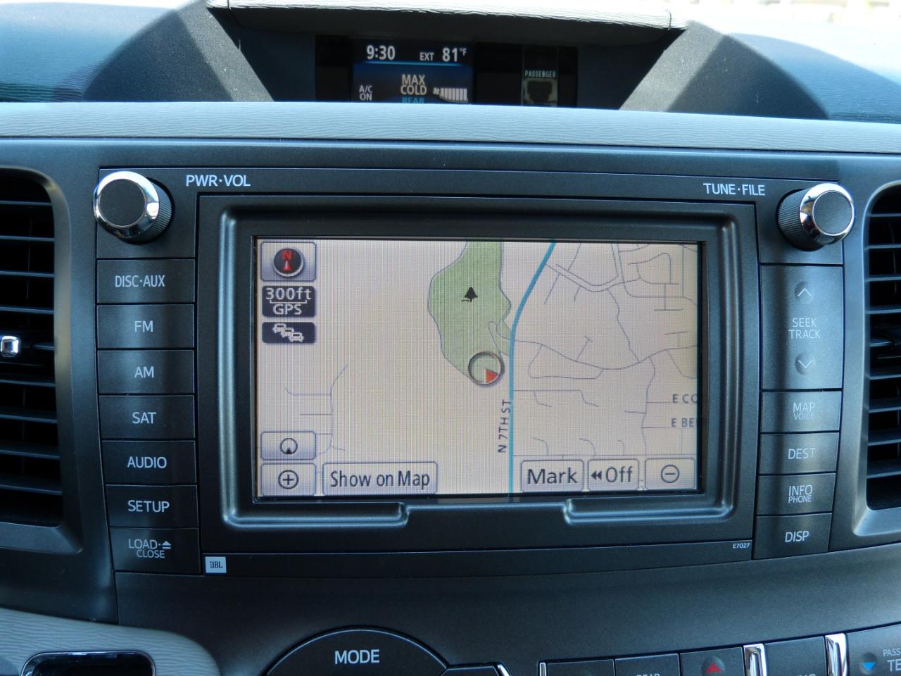 Toyota Sienna Limited 7-Pass V6 2011