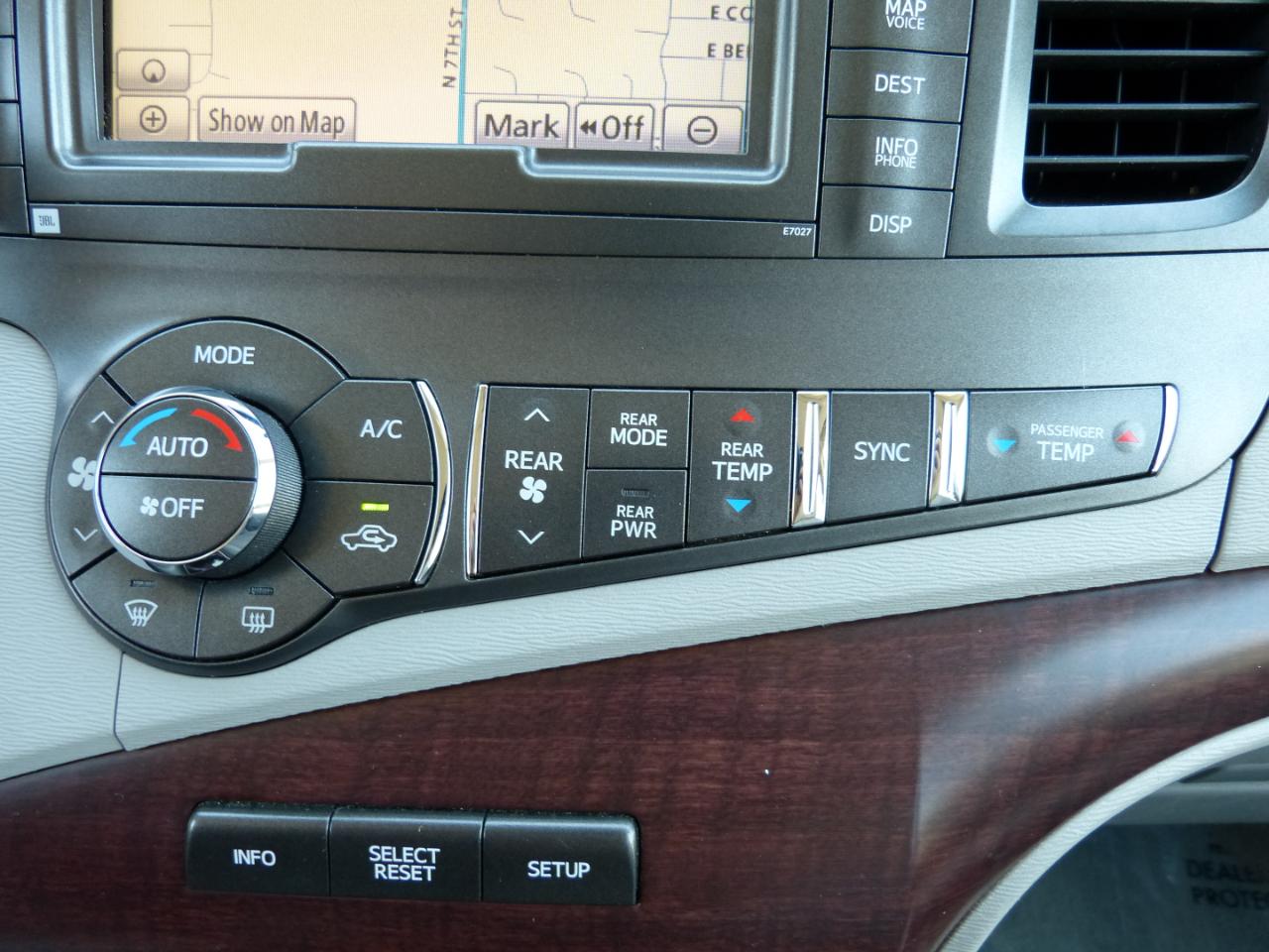 Toyota Sienna Limited 7-Pass V6 2011