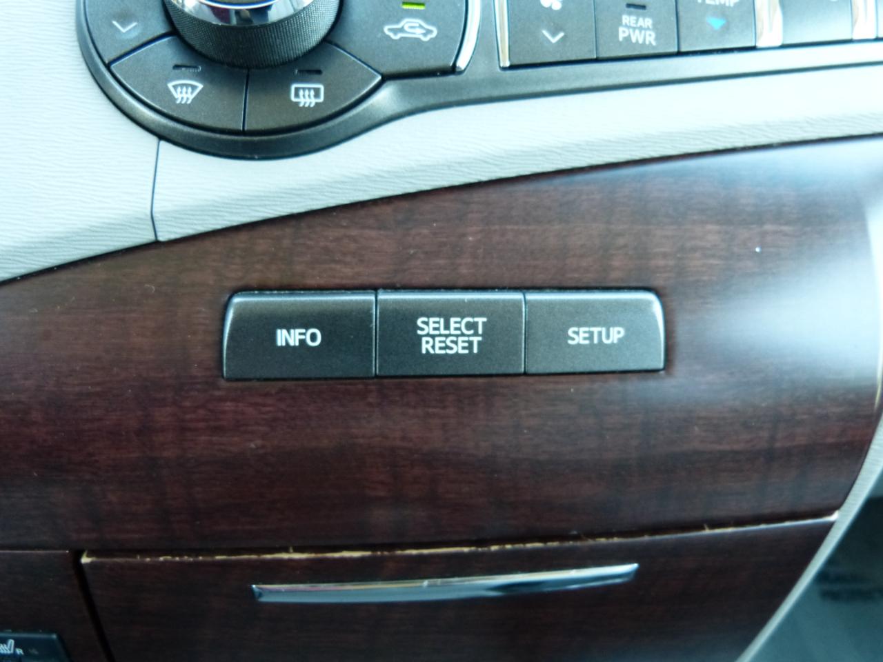 Toyota Sienna Limited 7-Pass V6 2011