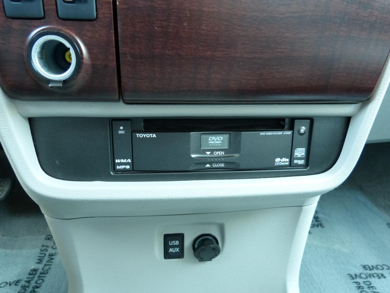 Toyota Sienna Limited 7-Pass V6 2011