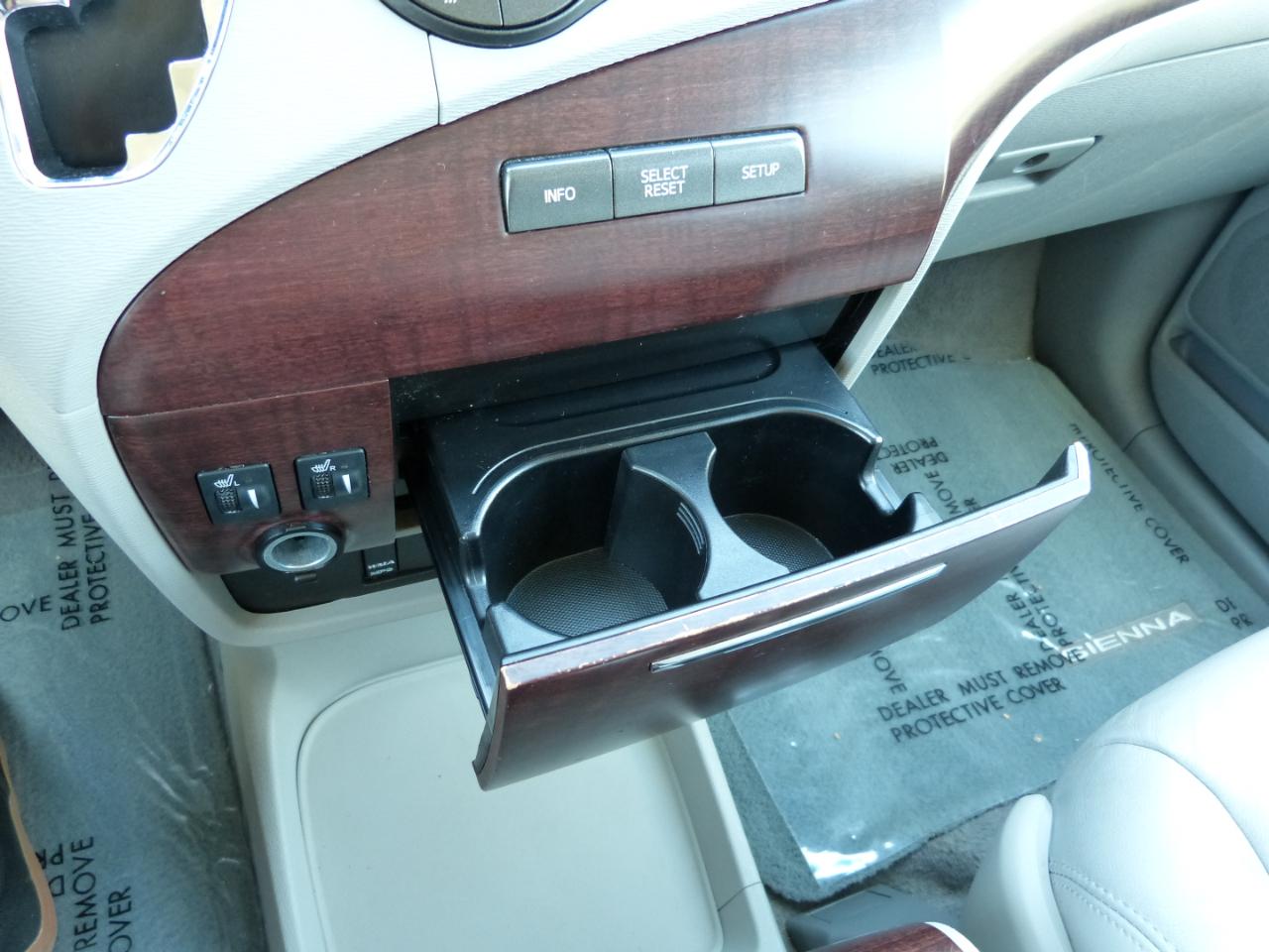 Toyota Sienna Limited 7-Pass V6 2011