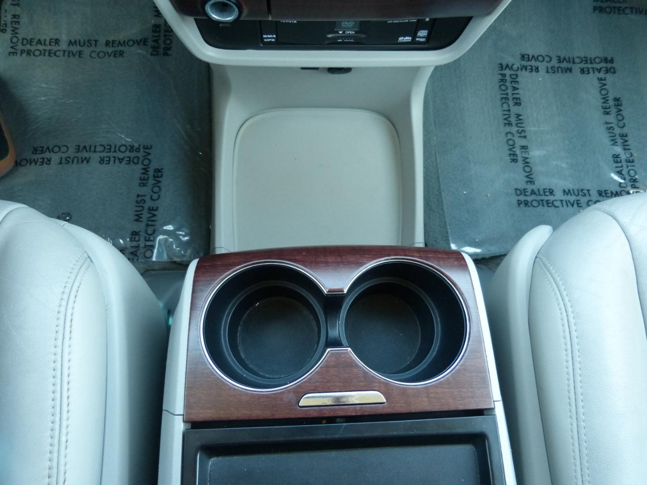 Toyota Sienna Limited 7-Pass V6 2011