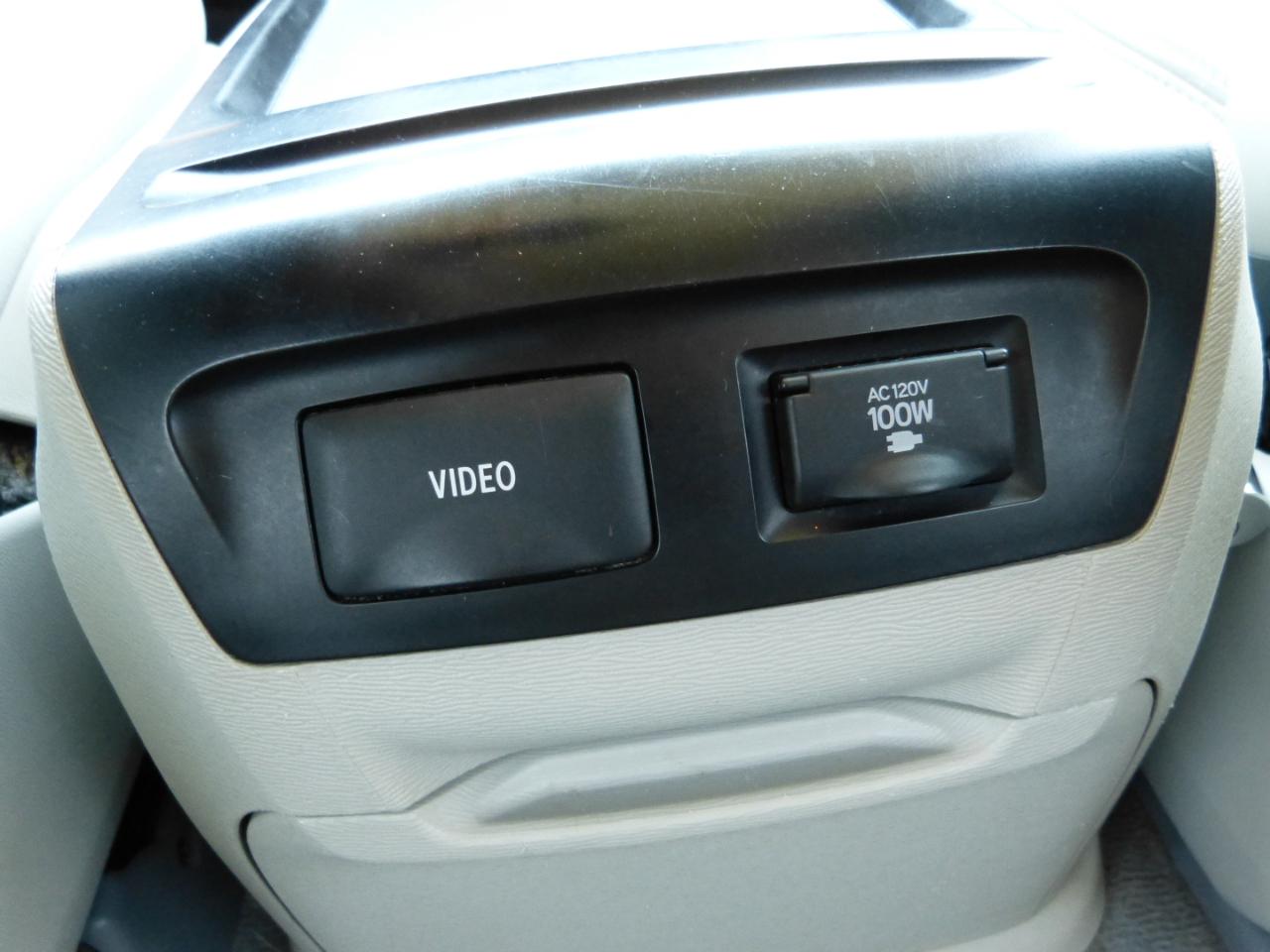 Toyota Sienna Limited 7-Pass V6 2011