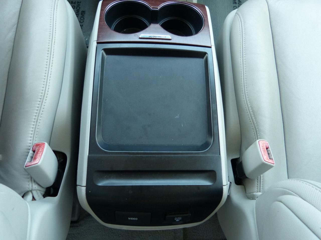 Toyota Sienna Limited 7-Pass V6 2011