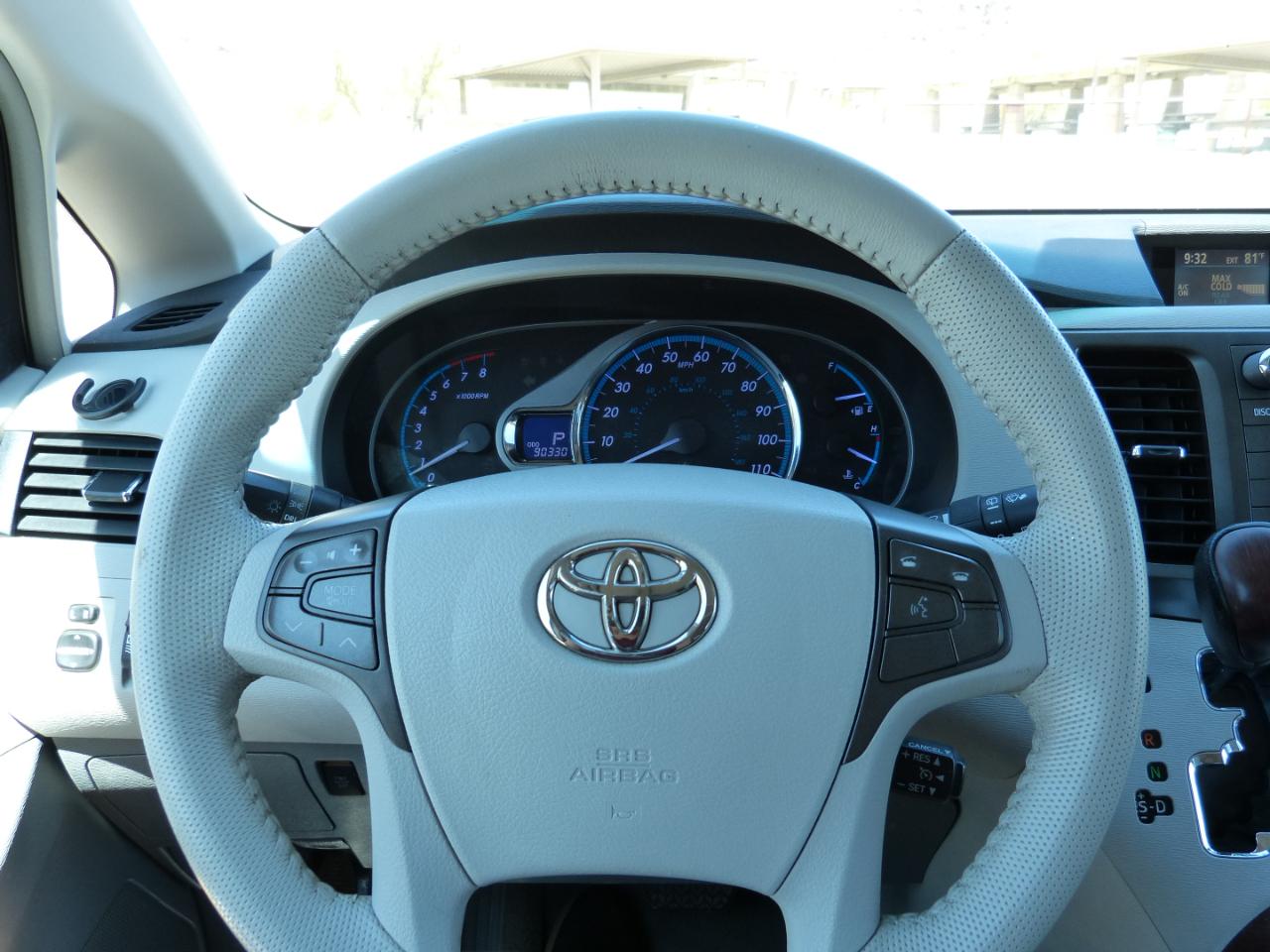 Toyota Sienna Limited 7-Pass V6 2011