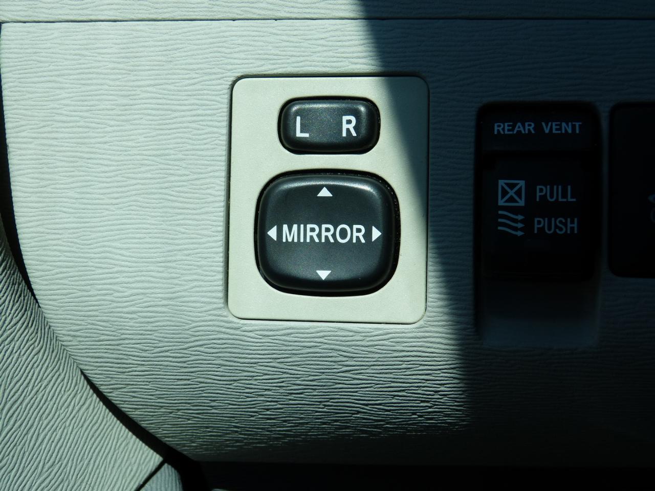 Toyota Sienna Limited 7-Pass V6 2011