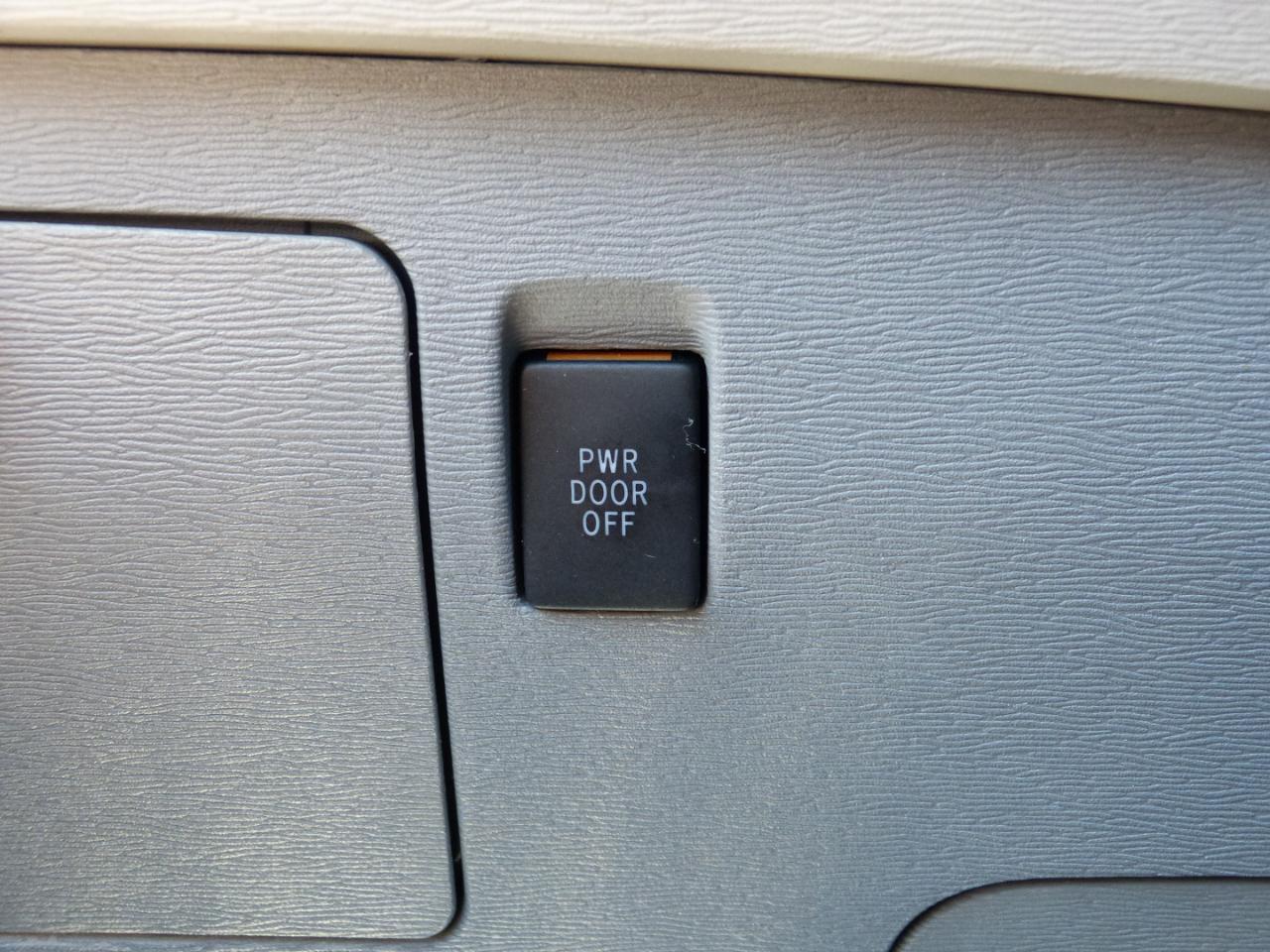 Toyota Sienna Limited 7-Pass V6 2011