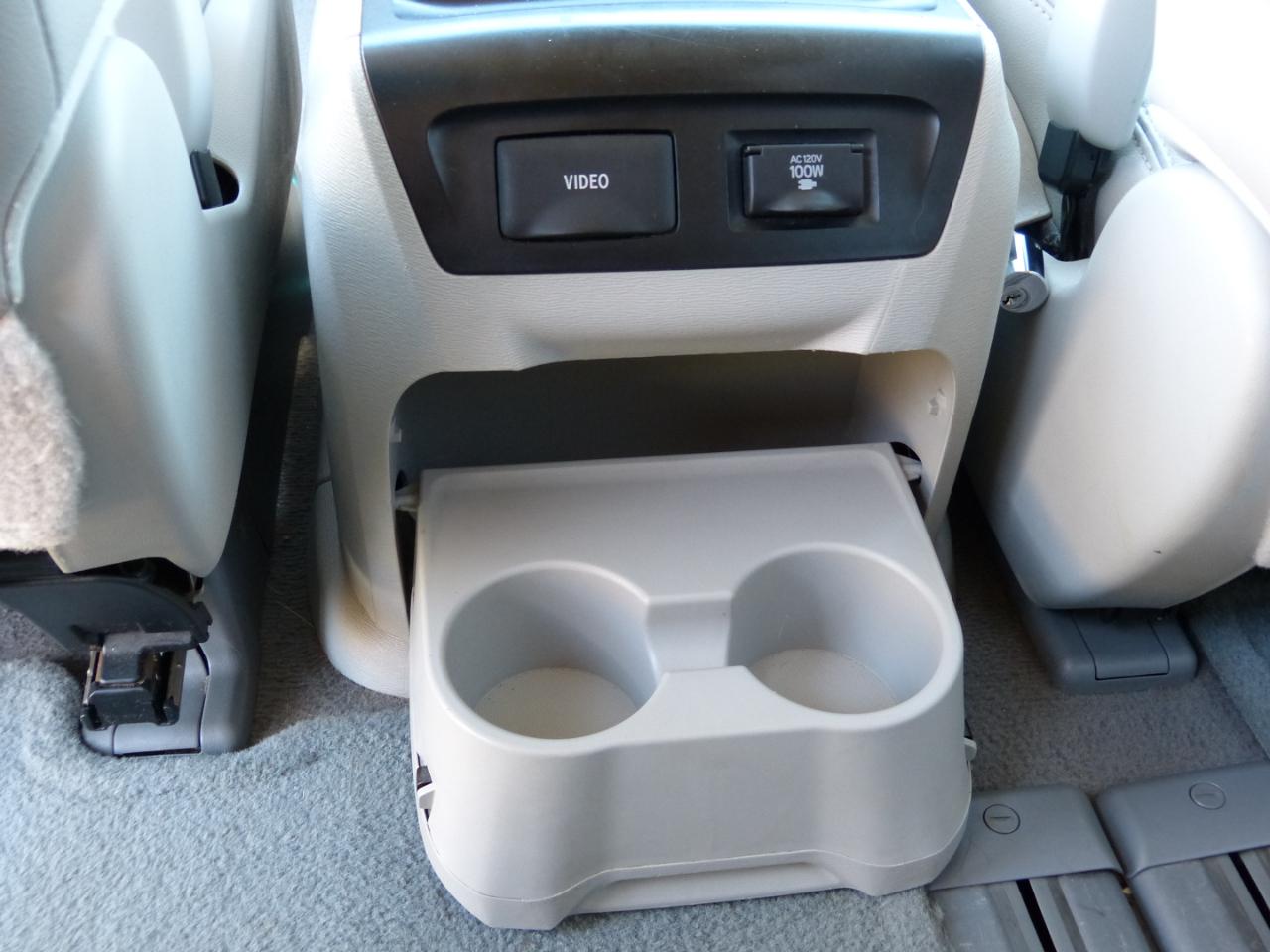 Toyota Sienna Limited 7-Pass V6 2011