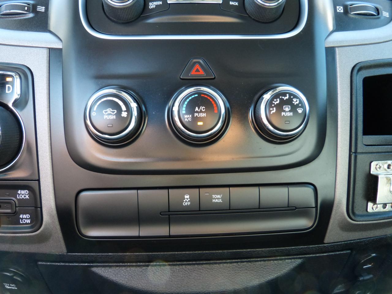 RAM 1500 Tradesman Crew Cab SB 4WD 2016