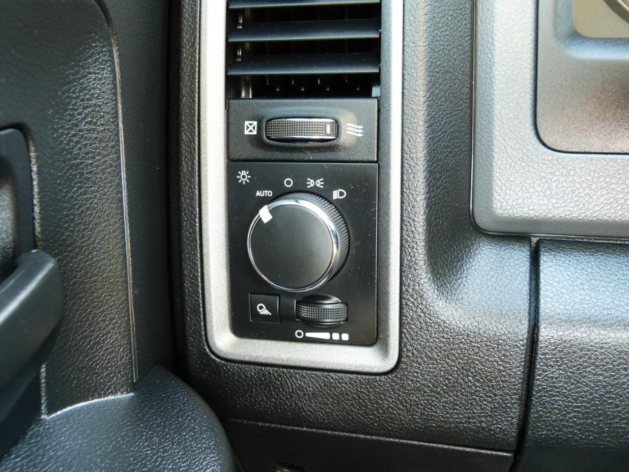 RAM 1500 Tradesman Crew Cab SB 4WD 2016