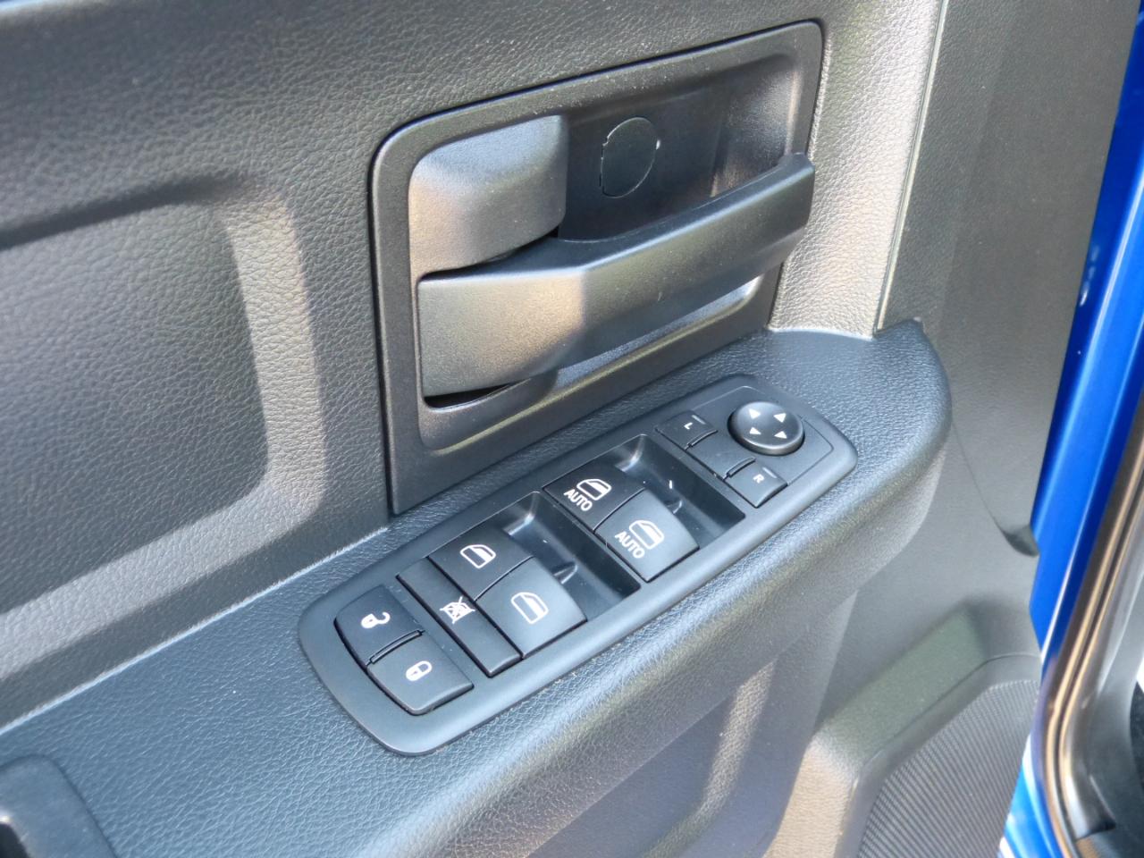 RAM 1500 Tradesman Crew Cab SB 4WD 2016