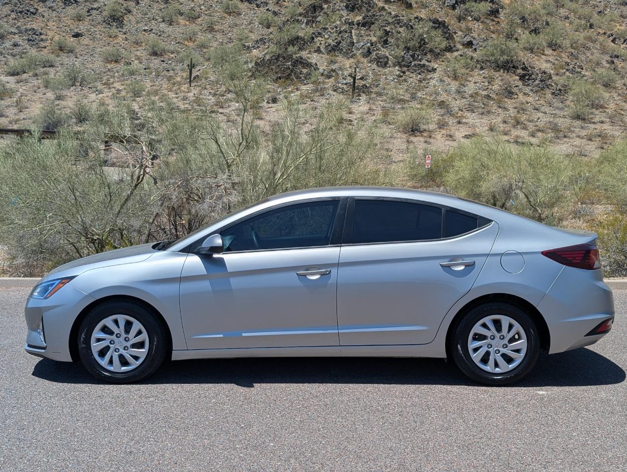 Hyundai Elantra SE 6AT 2020