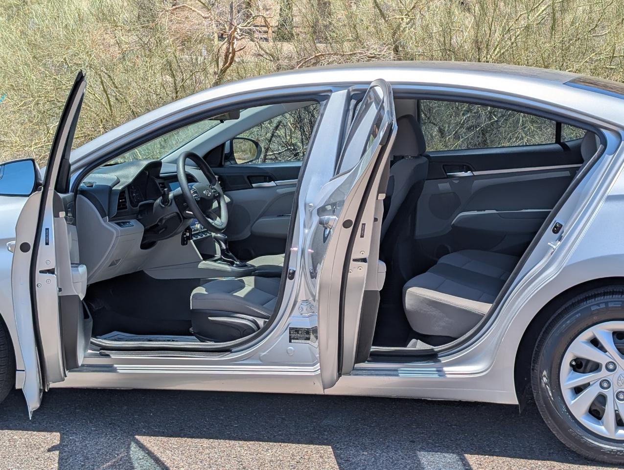 Hyundai Elantra SE 6AT 2020